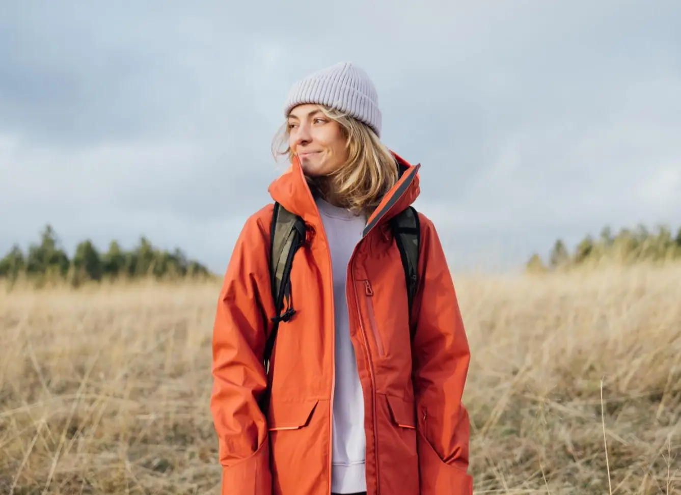 Healthy lifestyle outdoors: a young woman enjoying herself in nature.